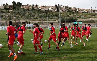 Les joueurs de l'équipe de foot de Jérusalem Hapoel Katamon  lors d'une session d'entraînement à Jérusalem, le 18 mars 2018 (Crédit : / AFP PHOTO / MENAHEM KAHANA)