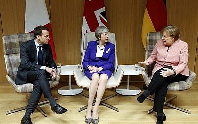 Le Premier ministre britannique Theresa May (au centre), la chancelière allemande Angela Merkel (à droite) et le président français Emmanuel Macron donnent une conférence de presse à l'issue d'une réunion en marge du sommet des dirigeants de l'Union européenne à Bruxelles, le 22 mars 2018. (AFP Photo/Pool/Francois Lenoir) Le Premier ministre britannique Theresa May (au centre), la chancelière allemande Angela Merkel (à droite) et le président français Emmanuel Macron donnent une conférence de presse à l'issue d'une réunion en marge du sommet des dirigeants de l'Union européenne à Bruxelles, le 22 mars 2018. (AFP Photo/Pool/Francois Lenoir)