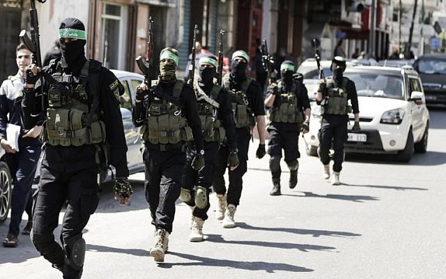 Les terroristes palestiniens du Hamas lors d'une manœuvre militaire dans la bande de Gaza, le 25 mars 2018 (Crédit : AFP PHOTO / MAHMUD HAMS) Les terroristes palestiniens du Hamas lors d'une manœuvre militaire dans la bande de Gaza, le 25 mars 2018 (Crédit : AFP PHOTO / MAHMUD HAMS)