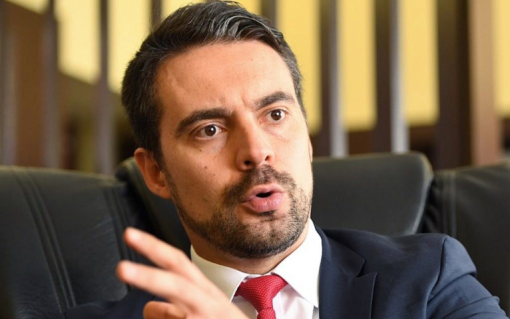 Gabor Vona, chef du parti d'extrême droite hongrois Jobbik (Meilleur), s'entretient avec l'AFP à son bureau de Budapest le 5 mars 2018. (AFP Photo/Attila Kisbenedek)