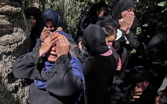 Les proches d'Omar Samour, 27 ans, un agriculteur tué dans la matinée du 30 mars par un tank israélien après qu'il a, selon les soldats, tiré sur les troupes, durant une procession funéraire à Khan Yunis, dans le dus de la bande de Gaza (Crédit : AFP PHOTO / SAID KHATIB) Les proches d'Omar Samour, 27 ans, un agriculteur tué dans la matinée du 30 mars par un tank israélien après qu'il a, selon les soldats, tiré sur les troupes, durant une procession funéraire à Khan Yunis, dans le dus de la bande de Gaza (Crédit : AFP PHOTO / SAID KHATIB)