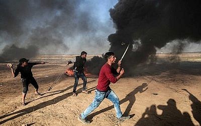 Des Palestiniens manifestent lors d'affrontements avec les forces de sécurité israéliennes à la frontière avec Israël, à l'est de Khan Younès, dans le sud de la bande de Gaza, le 1er avril 2018. (DIT KHATIB/AFP) Des Palestiniens manifestent lors d'affrontements avec les forces de sécurité israéliennes à la frontière avec Israël, à l'est de Khan Younès, dans le sud de la bande de Gaza, le 1er avril 2018. (DIT KHATIB/AFP)