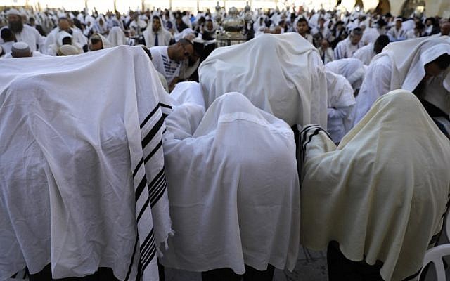 Des Cohanim recouverts de leur "Talit" (châles de prière) lors de la bénédiction des Cohanim pendant la fête de Pessah (Pessah) au mur Occidental dans la Vieille Ville de Jérusalem, le 2 avril 2018. (AFP PHOTO / MENAHEM KAHANA) Des Cohanim recouverts de leur "Talit" (châles de prière) lors de la bénédiction des Cohanim pendant la fête de Pessah (Pessah) au mur Occidental dans la Vieille Ville de Jérusalem, le 2 avril 2018. (AFP PHOTO / MENAHEM KAHANA)