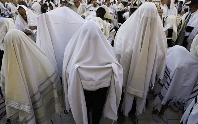 Des Cohanim recouverts de leur "Talit" (châles de prière) lors de la bénédiction des Cohanim pendant la fête de Pessah (Pessah) au mur Occidental dans la Vieille Ville de Jérusalem, le 2 avril 2018. (AFP PHOTO / MENAHEM KAHANA) Des Cohanim recouverts de leur "Talit" (châles de prière) lors de la bénédiction des Cohanim pendant la fête de Pessah (Pessah) au mur Occidental dans la Vieille Ville de Jérusalem, le 2 avril 2018. (AFP PHOTO / MENAHEM KAHANA)