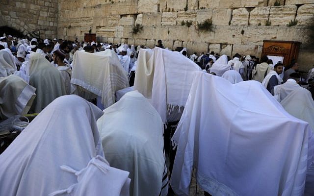 Des Cohanim recouverts de leur "Talit" (châles de prière) lors de la bénédiction des Cohanim pendant la fête de Pessah (Pessah) au mur Occidental dans la Vieille Ville de Jérusalem, le 2 avril 2018. (AFP PHOTO / MENAHEM KAHANA) Des Cohanim recouverts de leur "Talit" (châles de prière) lors de la bénédiction des Cohanim pendant la fête de Pessah (Pessah) au mur Occidental dans la Vieille Ville de Jérusalem, le 2 avril 2018. (AFP PHOTO / MENAHEM KAHANA)