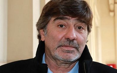 L'ancien directeur adjoint de la police judiciaire de Lyon, Michel Neyret, quitte l'audience le 4 avril 2018 à la Cour d'appel de Paris (AFP PHOTO / JACQUES DEMARTHON)