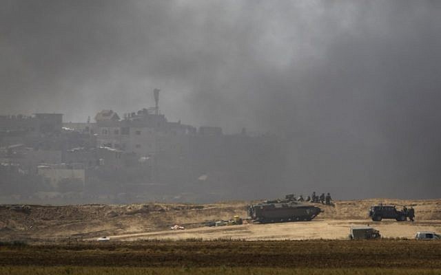 Les forces israéliennes déployées près du kibboutz Nir Oz à la frontière entre Gaza et Israël, plongées dans la fumée des pneus brûlés par les Palestiniens près de Khan Younis, dans le sud de la bande de Gaza, le 6 Avril 2018 (AFP PHOTO / Menahem KAHANA) Les forces israéliennes déployées près du kibboutz Nir Oz à la frontière entre Gaza et Israël, plongées dans la fumée des pneus brûlés par les Palestiniens près de Khan Younis, dans le sud de la bande de Gaza, le 6 Avril 2018 (AFP PHOTO / Menahem KAHANA)