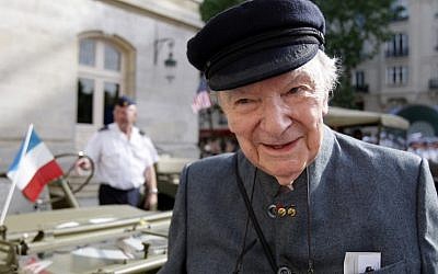 Franck Bauer, la dernière voix de Radio Londres, une diffusion radio entre 1940 et 1944 depuis la BBC à Londres dans la France occupée, prend la pose à Paris, le 17 juin 2009 (Crédit : / AFP PHOTO / PATRICK KOVARIK