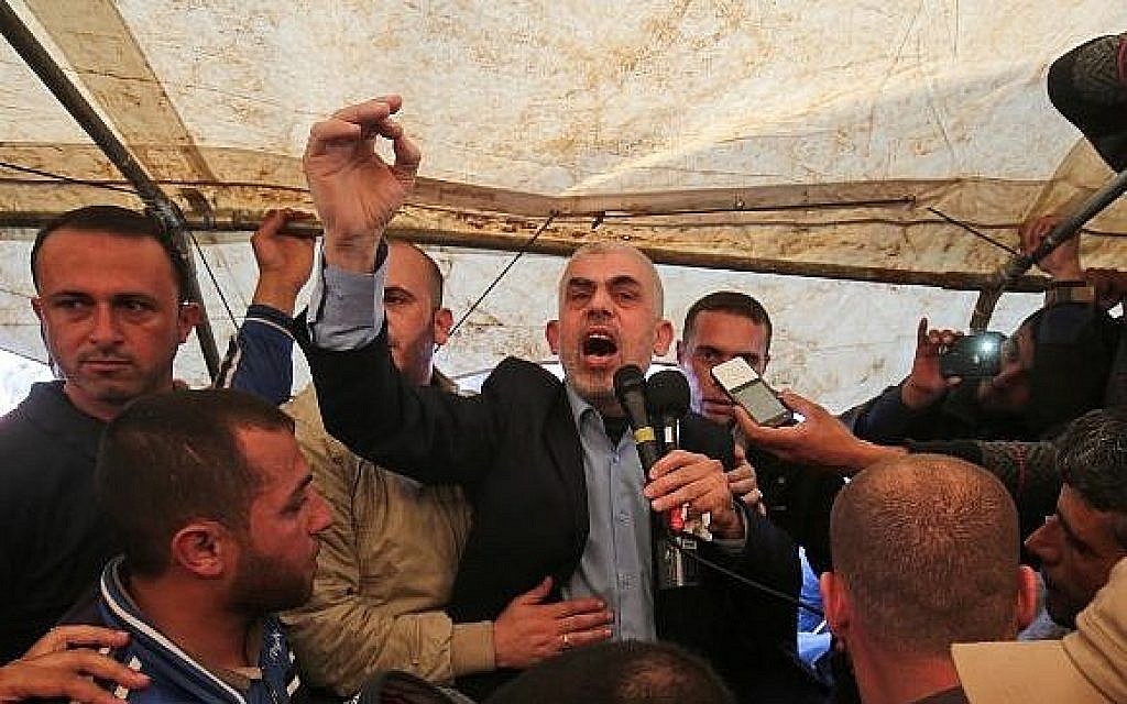 Yahya Sinwar, leader du Hamas dans la bande de Gaza, durant une manifestation à l'est de Khan Younès, dans le sud de la bande de Gaza, le 6 avril 2018 (Crédit : AFP/Said Khatib) Yahya Sinwar, leader du Hamas dans la bande de Gaza, durant une manifestation à l'est de Khan Younès, dans le sud de la bande de Gaza, le 6 avril 2018 (Crédit : AFP/Said Khatib)