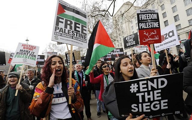 Des manifestants scandent des slogans et brandissent des pancartes lors d'une manifestation sur Whitehall en face de Downing Street au centre de Londres le 7 avril 2018 pour soutenir les Palestiniens dans la bande de Gaza, organisée par le Forum palestinien en Grande-Bretagne. (AFP PHOTO / Tolga AKMEN) Des manifestants scandent des slogans et brandissent des pancartes lors d'une manifestation sur Whitehall en face de Downing Street au centre de Londres le 7 avril 2018 pour soutenir les Palestiniens dans la bande de Gaza, organisée par le Forum palestinien en Grande-Bretagne. (AFP PHOTO / Tolga AKMEN)
