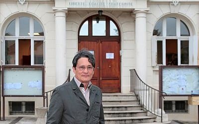 Le maire du parti les Républicains de droite de Wissous, Richard Trinquier,  devant la mairie de Wissous, près de Paris, le 10 juillet 2014 (Crédit :AFP PHOTO / JACQUES DEMARTHON)