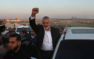 Le leader du Hamas Ismail Haniyeh lors d'un arrêt sur le site des manifestations à la frontière entre Israël et Gaza, à l'est de Gazy City, le 9 avril 2018 (Crédit : AFP PHOTO / MAHMUD HAMS)