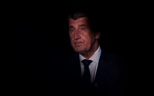 Le Premier ministre tchèque Andrej Babis s'adresse aux médias après une rencontre avec le président tchèque Milos Zeman, le 10 avril 2018 au château de Lany dans le village de Lany, à l'ouest de Prague (Crédit : PHOTO AFP / Michal Cizek) Le Premier ministre tchèque Andrej Babis s'adresse aux médias après une rencontre avec le président tchèque Milos Zeman, le 10 avril 2018 au château de Lany dans le village de Lany, à l'ouest de Prague (Crédit : PHOTO AFP / Michal Cizek)