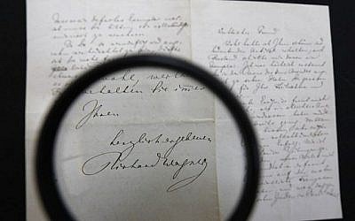 Une lettre du compositeur antisémite allemand Richard Wagner mises aux enchères à Jérusalem, le 16 avril 2018. (Crédit : Menahem Kahana / AFP)