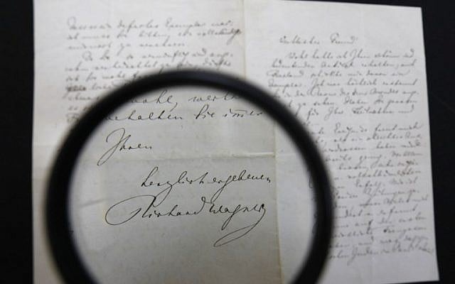 Une lettre du compositeur antisémite allemand Richard Wagner mises aux enchères à Jérusalem, le 16 avril 2018. (Crédit : Menahem Kahana / AFP) Une lettre du compositeur antisémite allemand Richard Wagner mises aux enchères à Jérusalem, le 16 avril 2018. (Crédit : Menahem Kahana / AFP)