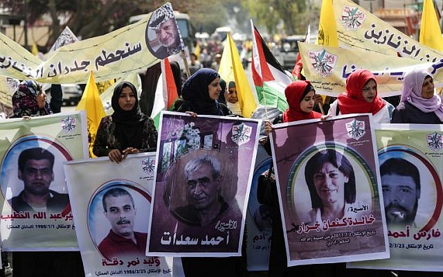 Des Palestiniennes participent à une manifestation de soutien aux prisonniers palestiniens détenus dans des prisons israéliennes, à Gaza, le 17 avril 2018 (AFP PHOTO / MAHMUD HAMS)
