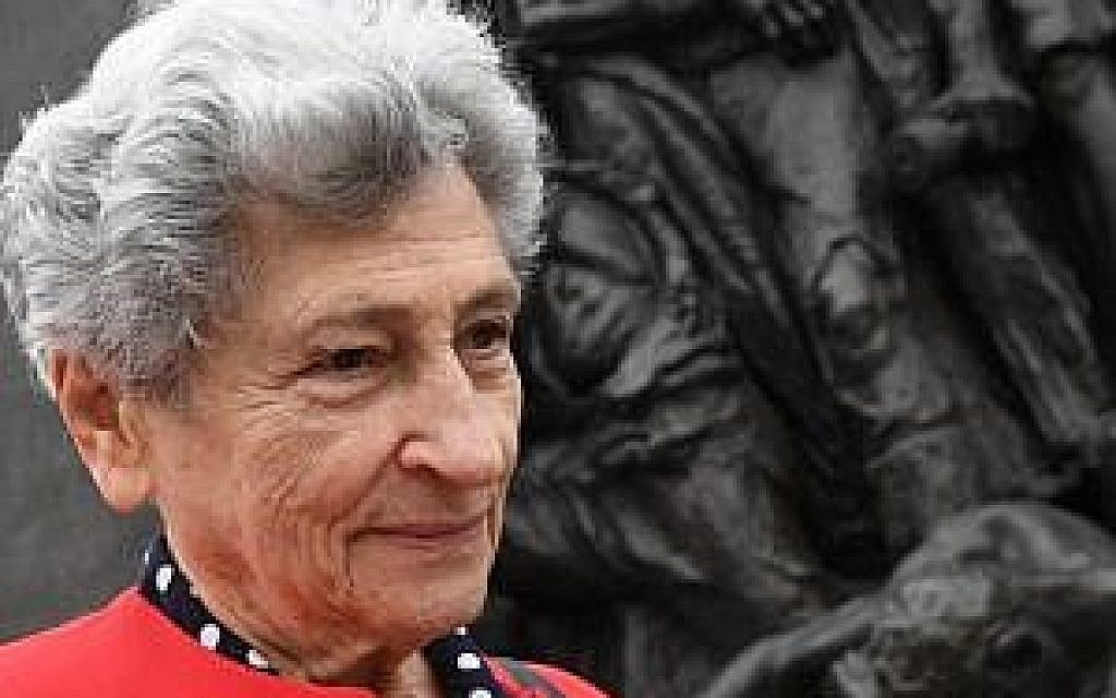 Krystyna Budnicka, survivante du ghetto de VArsovie, le 16 avril 2018 devant le monument en hommage aux héros du ghetto. (Crédit : AFP /JANEK SKARZYNSKI)