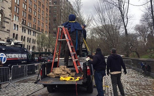 Déboulonnage de la statue de Dr. James Marion Sims, le 17 avril 2018, à New York, sur ordre du maire de la ville Bill de Blasio.
(Crédit : AFP / Thomas URBAIN) Déboulonnage de la statue de Dr. James Marion Sims, le 17 avril 2018, à New York, sur ordre du maire de la ville Bill de Blasio.
(Crédit : AFP / Thomas URBAIN)