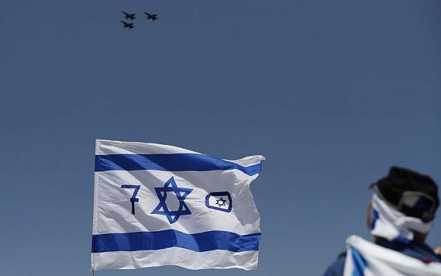 Des Israéliens et des touristes regardent un spectacle aérien pendant les festivités du 70ème Jour de l'Indépendance, le 19 avril 2018 dans la ville côtière méditerranéenne de Tel Aviv (Crédit : AFP PHOTO / AHMAD GHARABLI) Des Israéliens et des touristes regardent un spectacle aérien pendant les festivités du 70ème Jour de l'Indépendance, le 19 avril 2018 dans la ville côtière méditerranéenne de Tel Aviv (Crédit : AFP PHOTO / AHMAD GHARABLI)