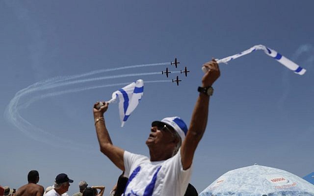 Les Israéliens regardent un spectacle aérien pendant les festivités du 70ème Jour de l'Indépendance, le 19 avril 2018 dans la ville côtière méditerranéenne de Tel Aviv (Crédit : AFP PHOTO / Ahmad GHARABLI) Les Israéliens regardent un spectacle aérien pendant les festivités du 70ème Jour de l'Indépendance, le 19 avril 2018 dans la ville côtière méditerranéenne de Tel Aviv (Crédit : AFP PHOTO / Ahmad GHARABLI)