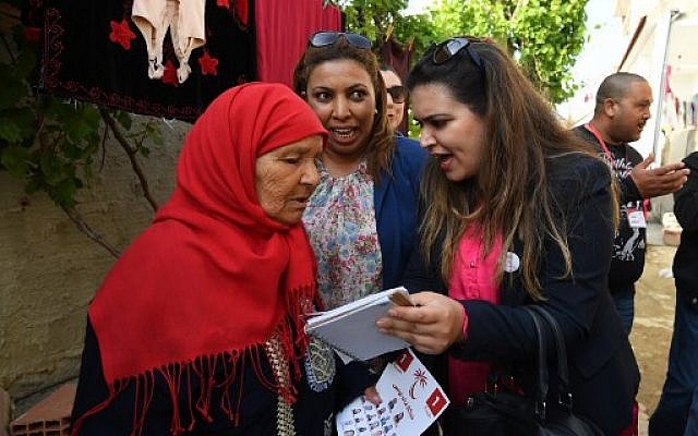 Ines Boussetta candidate aux élections municipales pour la ville de Tebourba e pleine campagne, en Tunisie, le 20 avril 2018. (Crédit : AFP PHOTO / FETHI BELAID) Ines Boussetta candidate aux élections municipales pour la ville de Tebourba e pleine campagne, en Tunisie, le 20 avril 2018. (Crédit : AFP PHOTO / FETHI BELAID)