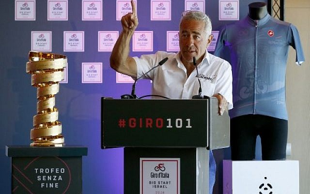 Sylvan Adams, président honoraire du Tour D'Italie 2018 durant une conférence de prèsse à Tel Aviv, le 22 avril 2018. A sa droite, le trophée de la compétition de cyclisme. (Crédit :AFP / JACK GUEZ) Sylvan Adams, président honoraire du Tour D'Italie 2018 durant une conférence de prèsse à Tel Aviv, le 22 avril 2018. A sa droite, le trophée de la compétition de cyclisme. (Crédit :AFP / JACK GUEZ)