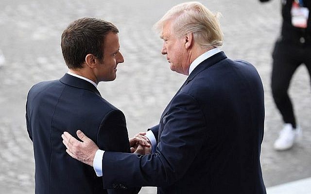 Le président français Emmanuel Macron et son homologue américain Donald Trump après le défilé du 14 juillet 2017 sur les Champs-Elysées à Paris. (Crédit : AFP /Alain Jocard) Le président français Emmanuel Macron et son homologue américain Donald Trump après le défilé du 14 juillet 2017 sur les Champs-Elysées à Paris. (Crédit : AFP /Alain Jocard)