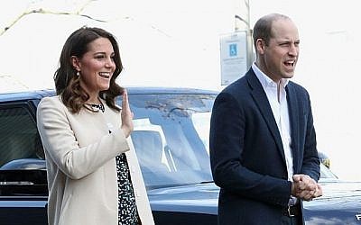 Sur cette photo prise le 22 mars 2018, le prince William de Grande-Bretagne, le duc de Cambridge et Catherine, duchesse de Cambridge, saluent à leur arrivée pour assister à une manifestation au Parc Olympique de Londres. (AFP PHOTO / POOL / Chris Jackson)