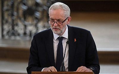 Le chef du Parti travailliste de l'opposition britannique Jeremy Corbyn prend la parole lors de la commémoration du 25e anniversaire du meurtre de Stephen Lawrence à Trafalgar Square à Londres, le 23 avril 2018. (AFP PHOTO / POOL / Victoria Jones)