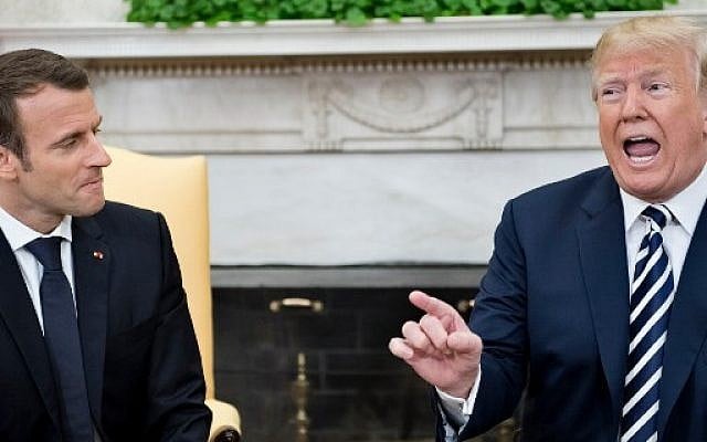 Emmanuel Macron et Donald Trump dans le bureau Ovae, le 24 avril 2018, à Washington, DC. (Crédit : AFP / Brendan Smialowski)