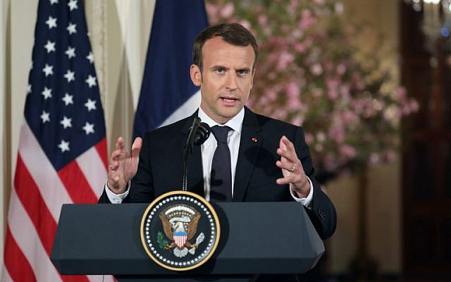 Le président français Emmanuel Macron lors d'une conférence de presse conjointe avec le président américain Donald Trump à la Maison Blanche, à Washington, le 24 avril 2018 (Crédit : / AFP PHOTO / LUDOVIC MARIN) Le président français Emmanuel Macron lors d'une conférence de presse conjointe avec le président américain Donald Trump à la Maison Blanche, à Washington, le 24 avril 2018 (Crédit : / AFP PHOTO / LUDOVIC MARIN)