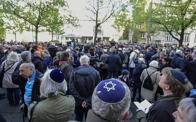 Les participants au rassemblement "Berlin porte la kippa", le 25 avril 2018. (Crédit : AFP / Tobias SCHWARZ) Les participants au rassemblement "Berlin porte la kippa", le 25 avril 2018. (Crédit : AFP / Tobias SCHWARZ)