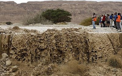 Une vallée inondée dans le désert de Judée, près de la mer Mort, après d'importantes précipitations, le 2 avril 2018. (Crédit AFP / MENAHEM KAHANA)