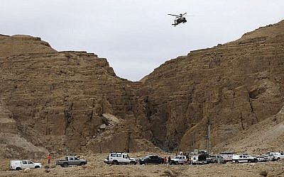 Les services d'urgence israéliens participent à une opération de recherche et de secours à proximité de la mer Morte, le 26 avril 2018 (Crédit : AFP/Menahem Kahana)