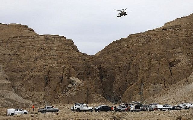 Les services d'urgence israéliens participent à une opération de recherche et de secours à proximité de la mer Morte, le 26 avril 2018 (Crédit : AFP/Menahem Kahana)