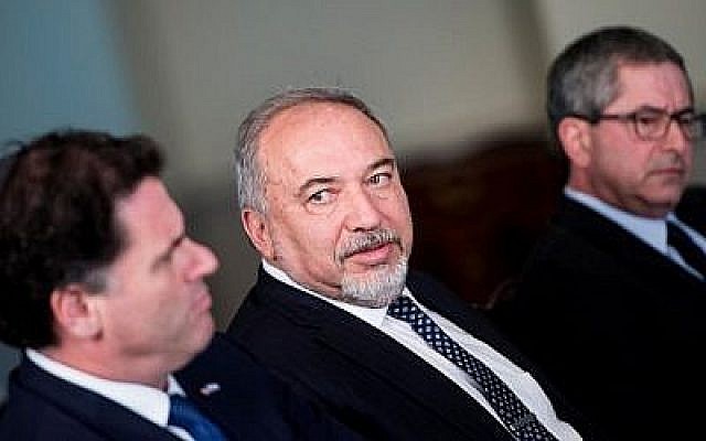 Le ministre de la Défense Avigdor Lieberman, deuxième à gauche, et son ambassadeur aux États-Unis Ron Dermer, attendent une réunion avec le secrétaire américain à la Défense James Mattis au Pentagone, le 26 avril 2018 à Washington, DC. (Brendan Smialowski/AFP)