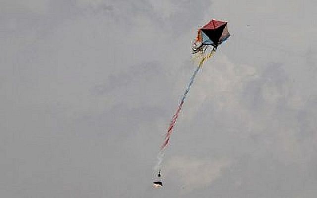 Des manifestants palestiniens font voler un cerf-volant transportant des matériaux en feu pour déclencher un incendie en territoire israélien lors d'un affrontement avec les forces de sécurité israéliennes près de la ville de Khan Younès, dans le sud de la bande de Gaza, lors du cinquième vendredi consécutif de manifestations de masse et d'affrontements le long de la frontière Gaza-Israël, le 27 avril 2018. (AFP Photo/Said Khatib)