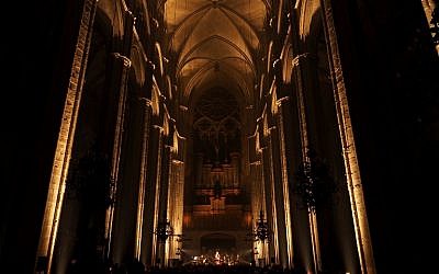 Des artistes rendent hommage à feu le chanteur Leonard Cohen dans la cathédrale de Bourges lors de la 42ème édition du festival de musique du Printemps de Bourges, le 27 avril 2018 (Crédit :  / AFP PHOTO / GUILLAUME SOUVANT)