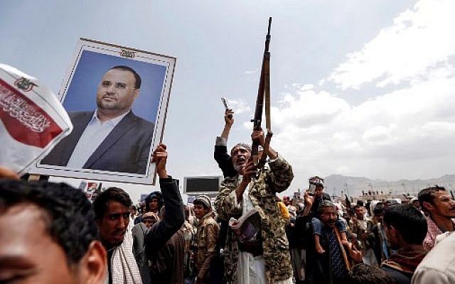 Procession funéraire pour le chef des Houthis Saleh al-Samad et ses 6 gardes du corps, à Sanaa, après son assassinat par des frappes saoudiennes le 28 avril 2018. (Crédit  AFP PHOTO / Mohammed HUWAIS)