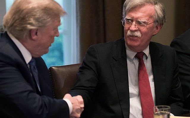 Dans cette photo prise le 9 avril 2018, le président américain Donald Trump serre la main du conseiller à la sécurité nationale John Bolton lors d'une réunion avec de hauts responsables militaires à la Maison-Blanche à Washington, DC. M. Trump n'a pas décidé de mettre fin ou non à l'accord nucléaire iranien, a déclaré M. Bolton le 29 avril 2018. "Il n'a pris aucune décision sur l'accord nucléaire, qu'il s'agisse de rester ou de sortir", a déclaré Bolton à Fox News dimanche. (AFP PHOTO / NICHOLAS KAMM) Dans cette photo prise le 9 avril 2018, le président américain Donald Trump serre la main du conseiller à la sécurité nationale John Bolton lors d'une réunion avec de hauts responsables militaires à la Maison-Blanche à Washington, DC. M. Trump n'a pas décidé de mettre fin ou non à l'accord nucléaire iranien, a déclaré M. Bolton le 29 avril 2018. "Il n'a pris aucune décision sur l'accord nucléaire, qu'il s'agisse de rester ou de sortir", a déclaré Bolton à Fox News dimanche. (AFP PHOTO / NICHOLAS KAMM)