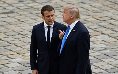 Le président français Emmanuel Macron son homologue américain Donald Trump aux Invalides à Paris, le 13 juiillet 2017. (Crédit : AFP/Bertrand Guay)