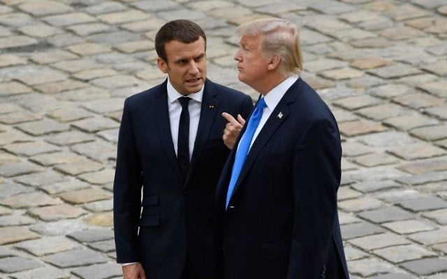 Le président français Emmanuel Macron son homologue américain Donald Trump aux Invalides à Paris, le 13 juiillet 2017. (Crédit : AFP/Bertrand Guay) Le président français Emmanuel Macron son homologue américain Donald Trump aux Invalides à Paris, le 13 juiillet 2017. (Crédit : AFP/Bertrand Guay)