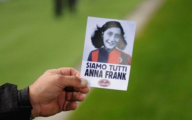 Une image de la victime de l'holocauste Anne Frank avec l'inscription "Nous sommes tous Anne Frank", avant le match de football italien de Serie A Bologna vs Lazio le 25 octobre 2017 au stade Renato-Dall'Ara à Bologne. (AFP PHOTO / Gianni SCHICCHI) Une image de la victime de l'holocauste Anne Frank avec l'inscription "Nous sommes tous Anne Frank", avant le match de football italien de Serie A Bologna vs Lazio le 25 octobre 2017 au stade Renato-Dall'Ara à Bologne. (AFP PHOTO / Gianni SCHICCHI)