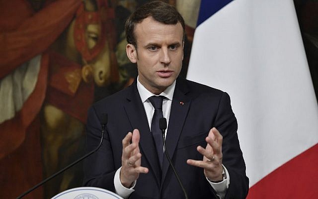Le président français Emmanuel Macron lors d'un conférence de presse après sa rencontre avec le Premier ministre italien Paolo Gentiloni, le 11 janvier 2018 au Palazzo Chigi à Rome. (Crédit : AFP / Andreas SOLARO) Le président français Emmanuel Macron lors d'un conférence de presse après sa rencontre avec le Premier ministre italien Paolo Gentiloni, le 11 janvier 2018 au Palazzo Chigi à Rome. (Crédit : AFP / Andreas SOLARO)