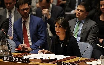 L'ambassadrice des États-Unis auprès des Nations Unies, Nikki Haley, prend la parole devant le Conseil de sécurité le 14 mars 2018, au siège des Nations Unies à New York. (Crédit : Spencer Plate/Getty Images/AFP)