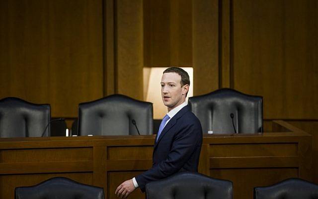 Le co-fondateur de Facebook, le PDG Mark Zuckerberg, est parti après avoir témoigné devant le comité sénatorial de la magistrature et du commerce dans l'immeuble de bureaux du Sénat à Capitol Hill, le 10 avril 2018, à Washington, DC. (Crédit : Zach Gibson / Getty Images)