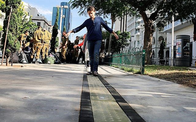 Un enfant sur le sentier de l'Indépendance sur le boulevard Rothschild à Tel Aviv, le 11 avril 2018 (publié avec autorisation)