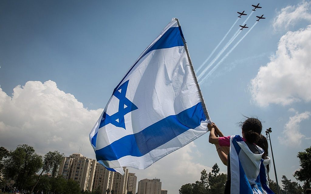 Des Israéliens regardent la démonstration aérienne au parc Saker lors du 69e Jour de l'Indépendance d'Israël à Jérusalem, le 2 mai 2017 (Hadas Parush / Flash90) Des Israéliens regardent la démonstration aérienne au parc Saker lors du 69e Jour de l'Indépendance d'Israël à Jérusalem, le 2 mai 2017 (Hadas Parush / Flash90)