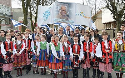 Des résidents polonais de Plonsk, ainsi que de nombreux responsables, se sont rassemblés en l'honneur du 70e anniversaire de l'indépendance d'Israël, le 15 avril 2018 (Yossi Zeliger / Limmud FSU)