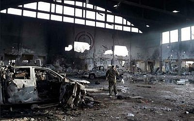 Photo publiée par les médias iraniens montrant la base aérienne T-4 dans le centre de la Syrie après un tir de missiles lundi 9 avril 2018 (médias iraniens) Photo publiée par les médias iraniens montrant la base aérienne T-4 dans le centre de la Syrie après un tir de missiles lundi 9 avril 2018 (médias iraniens)